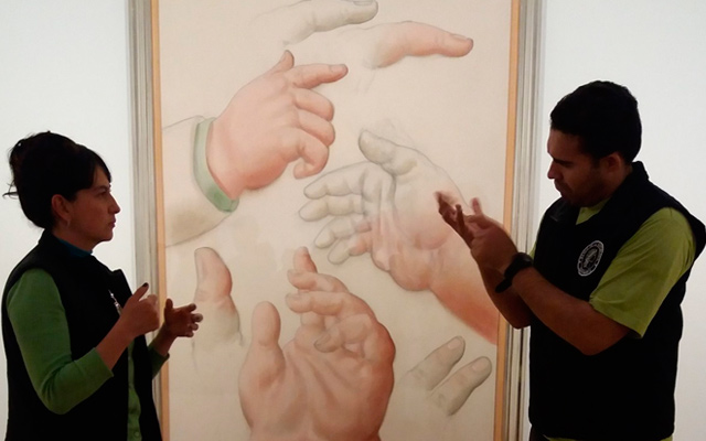 Visita en lengua de señas por la Colección de Arte del Banco de la República