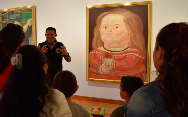 Visita en lengua de señas por el Museo Botero