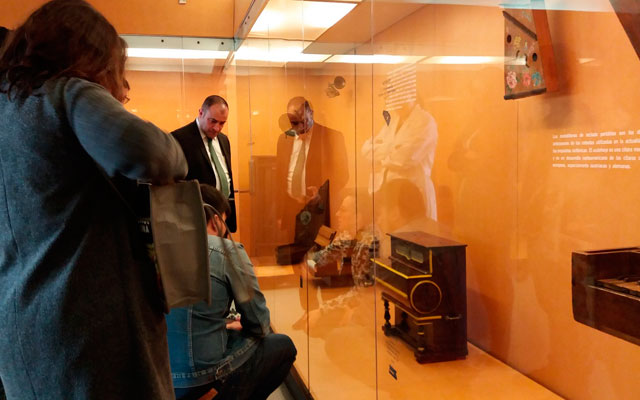 Visita en en la Sala de música de la BLAA