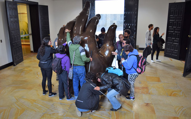 Visitantes con discapacidad visual en el Museo Botero