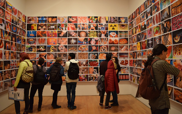 Visitantes de la exposición Martin Parr: Souvenir