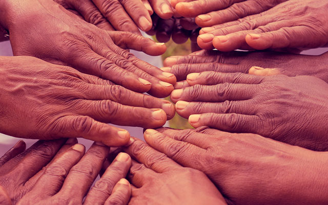 Círculo de manos de parteras