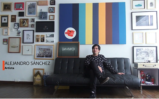Alejandro Sanchez, artista del programa Nuevos Nombres, en la sala de su apartamento, rodeado de sus obras, explicando la muestra que realizó para el Banco de la República