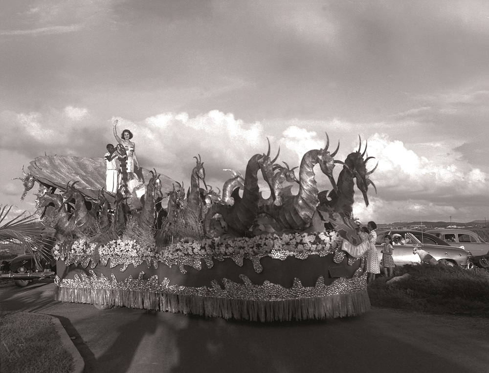 Desfile de carrozas en el concurso nacional de belleza. Cartagena, 10 de noviembre de 1953.  Imagen exclusiva de divulgación, prohibido su uso.
