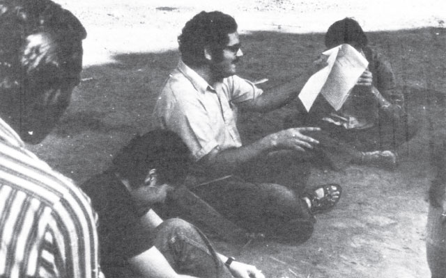 David Sánchez Juliao leyendo los cuentos de Orlando Fals Borda.