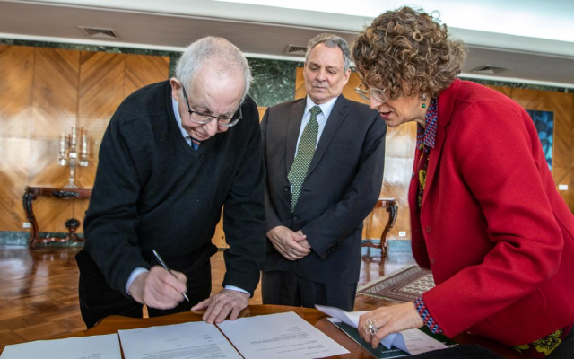 En la oficialización de esta donación participaron el profesor Deas, la subgerente cultural del Banco, Ángela Pérez, Efraín Sánchez, asesor del área Cultural y el gerente general del Banco Juan José Echavarría.