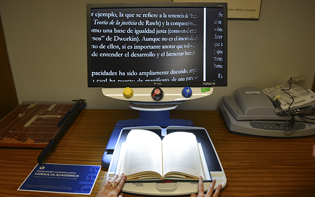 Equipo de lectura aumentada para personas con disminución visual. Biblioteca Luis Ángel Arango. 