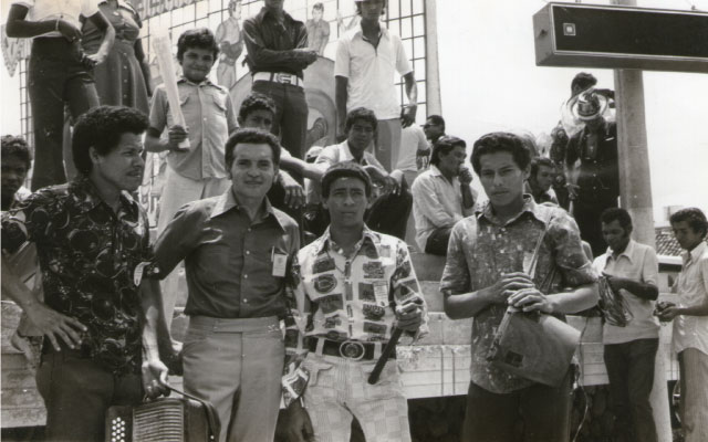 De izquierda a derecha aparecen Máximo Jiménez, Orlando Fals Borda y los integrantes del conjunto de M. Jiménez: José y Alberto, durante el VIII Festival de la Leyenda Vallenata, Valledupar (Cesar), abril de 1975.