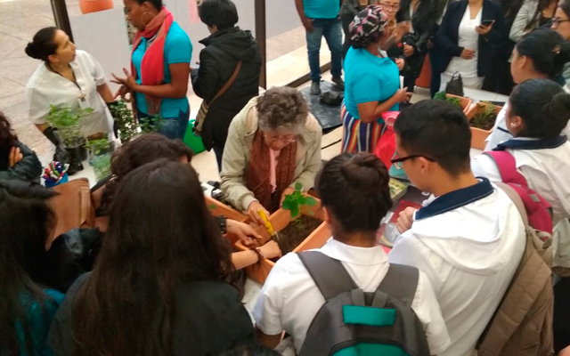 Asistentes a la exposición "Partería" en Pasto