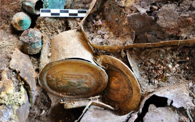 Hallazgo de las orejeras y diadema de la sacerdotisa.
