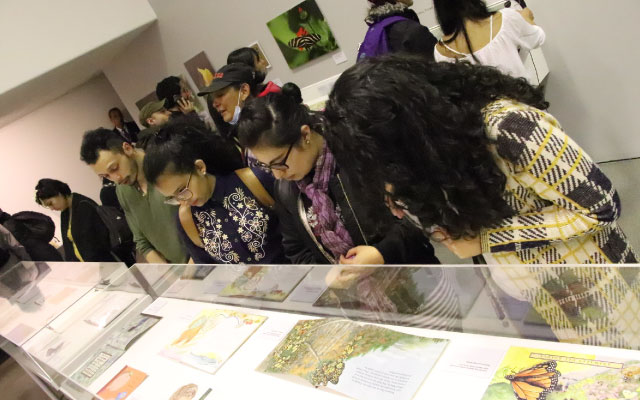 Inauguración de la exposición Un mundo de mariposas, en la Sala de exposiciones bibliográficas de la Biblioteca Luis Ángel Arango.