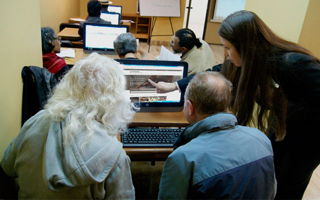 Adultos mayores en taller de la BLAA