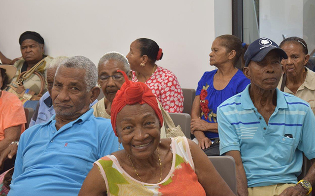Adultos mayores en el Centro Cultural del Banco de la República en San Andrés