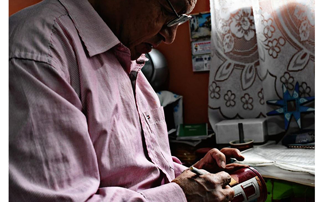 Taller del maestro Gilberto Granja, artesano del barniz de Pasto.