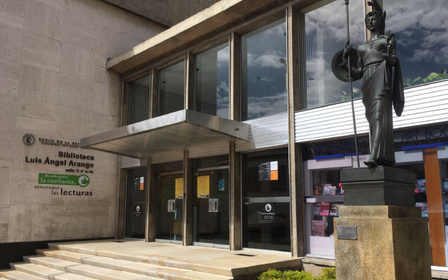 Fachada de la Biblioteca Luis Ángel Arango del Banco de la República en Bogotá.