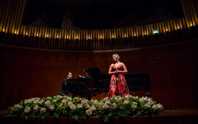 Intérprete en la Sala de Conciertos de la BLAA