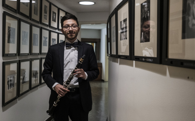 Concierto de Julián Casas en la Sala de Conciertos de la Biblioteca Luis Ángel Arango.