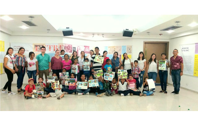 Foto grupal de niños participantes de la exposición “De toda la gente”.