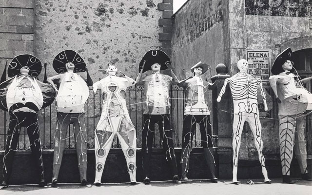 Día de difuntos. Figuras en papel Maché. México