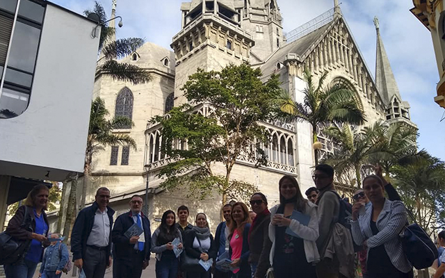 Asistentes al II Encuentro Internacional de Paisajes, en Manizales, posan frente a la Catedral. 
