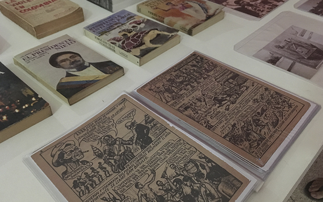 Libros y documentos expuestos en la muestra antológica de Ulianov Chalarka en el MUZAC de Montería. 