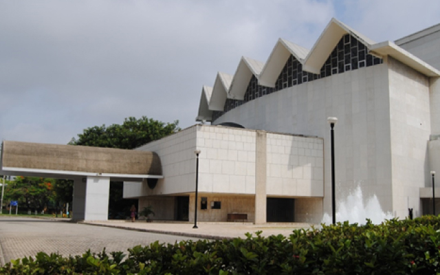 Fachada del Teatro Amira de la Rosa del Banco de la República.
