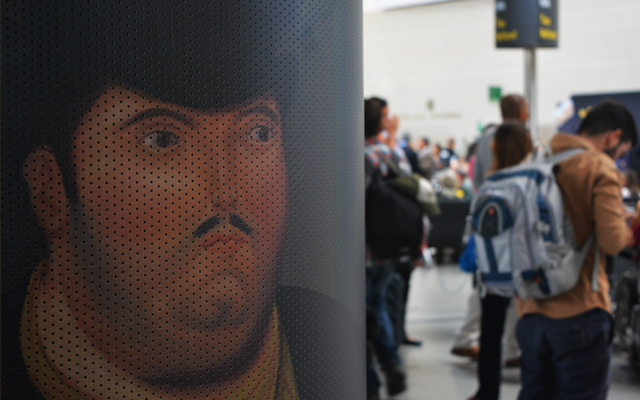 Imagen de un ducto de aire con una obra de Fernando Botero en el aeropuerto El Dorado