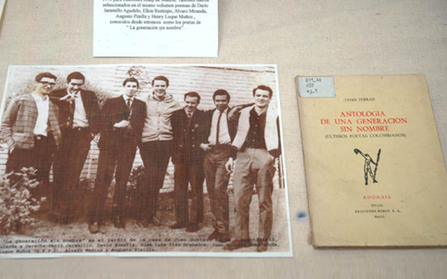 Fotografía de los integrantes de la Generación sin Nombre y libro "Antología de una Generación sin Nombre"