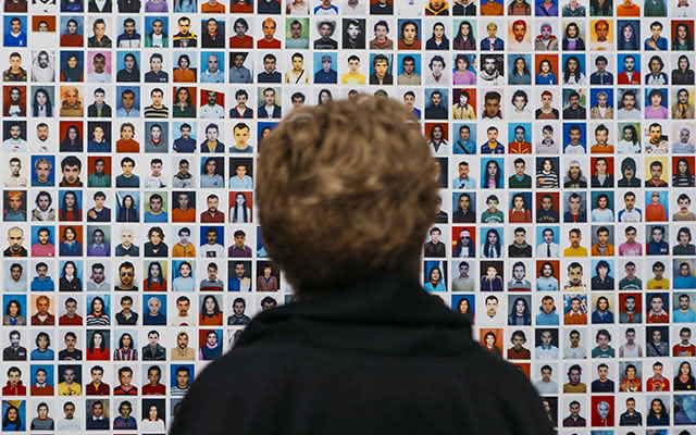 Montaje de la exposición 'Campo a través. Arte colombiano en la colección del Banco de la República' en la Sala Alcalá 31 de Madrid.