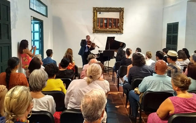 El violinista Benjamin Baker durante su presentación en Cartagena. 