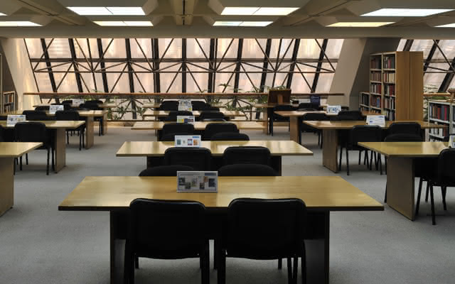 Salas de consulta y lectura de la Biblioteca Luis Ángel Arango en Bogotá.