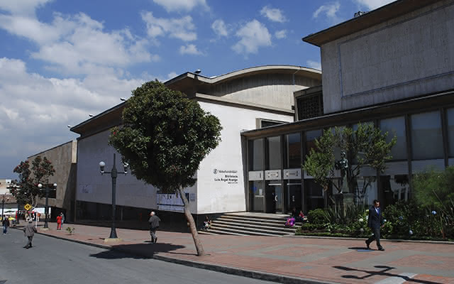 Fachada de la Biblioteca Luis Ángel Arango.