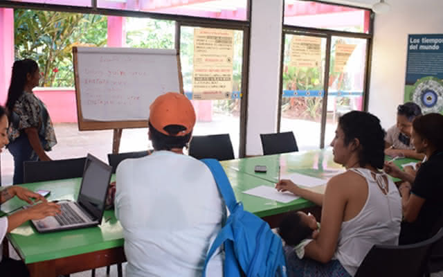 Taller de cantos de cuna en uitoto