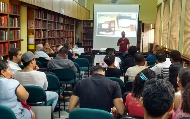 El artista César Gutiérrez durante el conversatorio "Cómo se mira un cuadro".