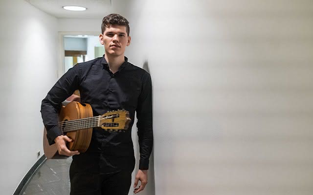 Concierto de Santiago Torres realizado el jueves 19 de abril la Sala de Conciertos de la Biblioteca Luis Ángel Arango, en el marco de la Serie de los Jóvenes Intérpretes. 