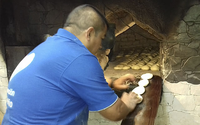 Elaboración del "pan de piso" en la Ruta por el patrimonio gastronómico de Pasto. 