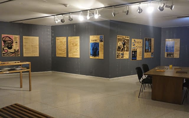 Montaje de la exposición ¡Todo el poder para el Pueblo! Emory Douglas y las Panteras Negras en el Centro Cultural de Cali.