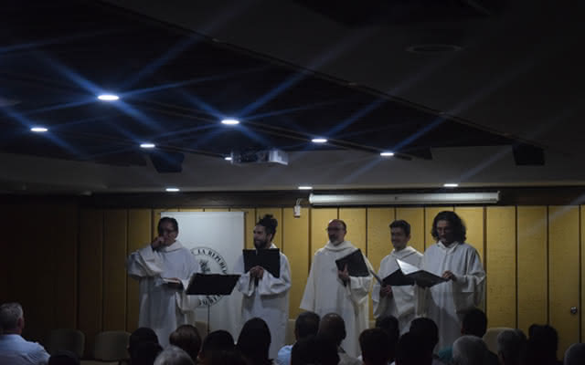 Concierto de la Schola Gregoriana de Bogotá en el Centro Cultural de Girardot.
