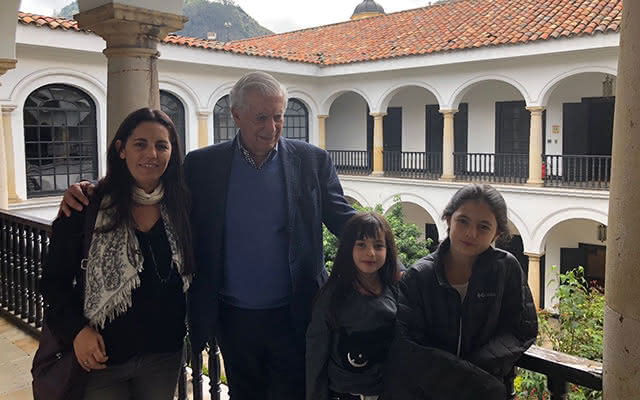 Mario Vargas Llosa y su familia en el Museo Botero