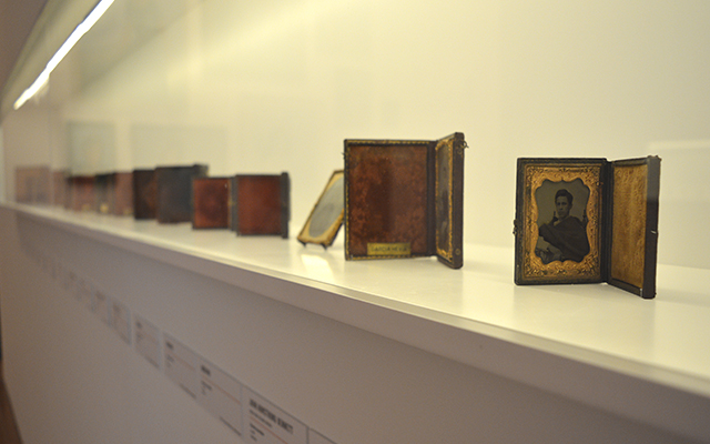 Los 16 daguerrotipos de la Biblioteca Luis Ángel Arango se exhiben en la exposición Habitación Compartida del MAMU.