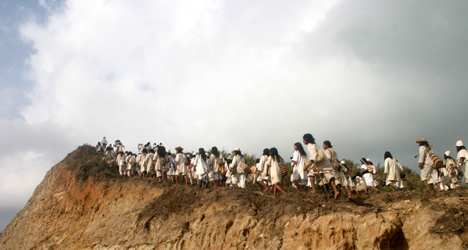 Indígenas de los cuatro pueblos peregrinando al sitio sagrado de Jukulwa, en la vertiente norte de la Sierra Nevada