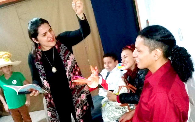 Diana Hoyos mediadora del nodo Ibagué en la Titiribiblioteca Comunitaria