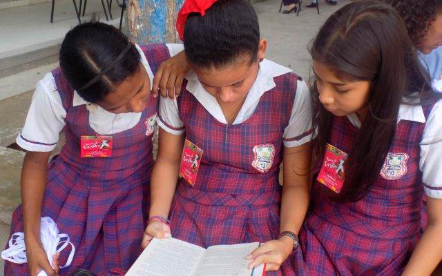 Estudiantes leyendo la obra de John Jairo Junieles 