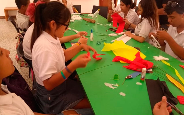 Niños en taller del Museo Etnográfico de Leticia 