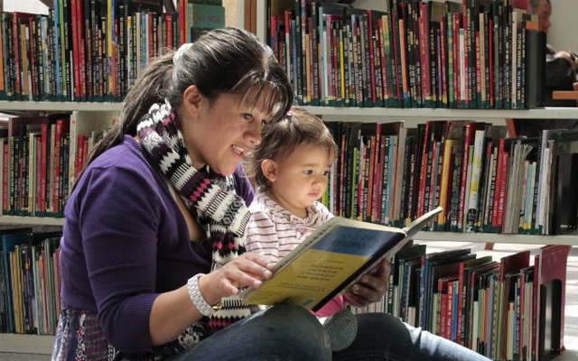 Madre e hija leyendo en la BLAA