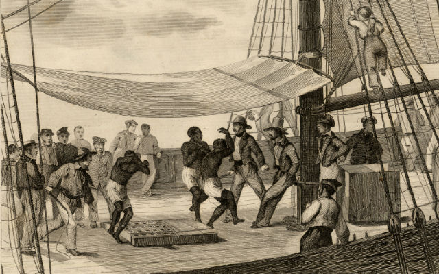 Hombres castigando esclavizados en un barco