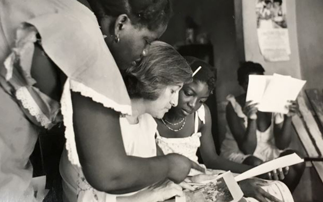 Nina S. de Friedemann trabajando junto a mujeres de Palenque.