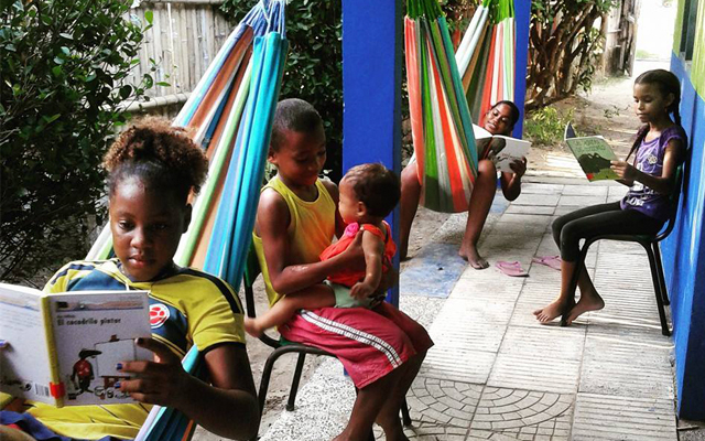 Niños lectores en Rincón del Mar 