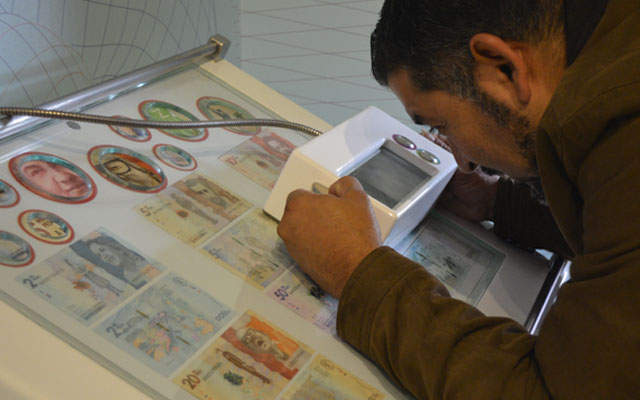 Hombre visualizando billetes 