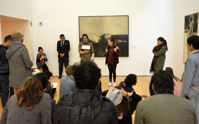 La visita temática Diálogos para la resiliencia, a partir de varias obras de la Colección de Arte del Banco de la República, revisa procesos de violencia, conflicto y paz que han tenido lugar en nuestro país en distintos momentos de su historia. 